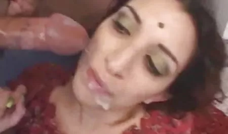 शौचालय में एक छेद जिसमें से एक सेक्सी इंग्लिश मूवी सदस्य चढ़ता है