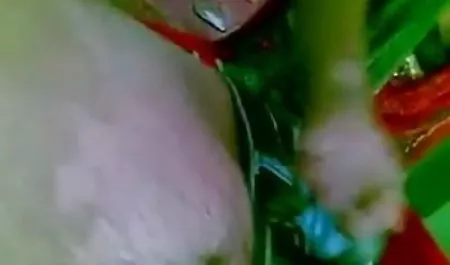 एक इंग्लिश सेक्स मूवी इंग्लिश सेक्स सेक्सी श्यामला की उंगली पर माइक्रोवाइब्रेटर