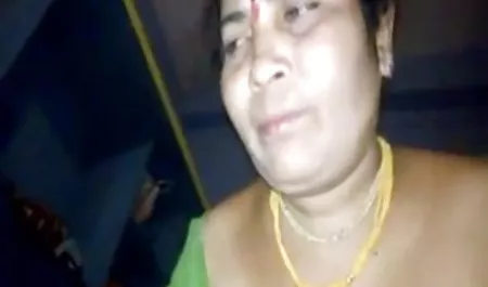 एलिंका सेक्सी फुल मूवी इंग्लिश फर्श पर बैठकर अपनी चूत का हस्तमैथुन करती है