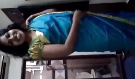 सुनहरे बालों वाली angelic सुंदरता धीरे से, लेकिन बहुत ही भावुक रूप से बिस्तर पर उसके सेक्सी इंग्लिश मूवी सेक्सी इंग्लिश मूवी सुंदर शरीर को सहलाता है, और उसकी उंगलियां उसकी चूत में घुस जाती हैं और भगशेफ पर खेलती हैं