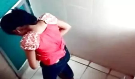दो गर्म sluts सोफे पर मुश्किल इंग्लिश पिक्चर सेक्सी मूवी बकवास