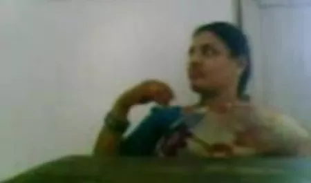 उस आदमी इंग्लिश सेक्सी शॉर्ट मूवी के पास कुत्ते को चोदने के शौकीन के साथ डेट होती है, और वह उसे नितंबों से पकड़ना पसंद करता है और अपने लंड को इस पोज़िशन में धकेलता है, चूत में घुसने के बाद लड़की चिल्लाती है