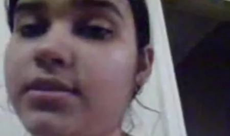 खिलौने के साथ उसकी शेव की हुई फुल सेक्सी इंग्लिश मूवी चूत को सहलाता है