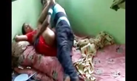 एक लड़की अपने प्रेमी से उसके अंदर नहीं बल्कि चूत में समा जाने के लिए कहती है, और इस जोड़े में लंबा सेक्स नहीं होता है, इंग्लिश सेक्स मूवी सेक्स जिसके अंत में लड़का लड़की पर खत्म होता है और शुक्राणु को रगड़ता है।