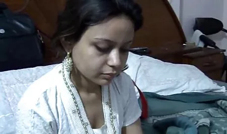एक शांत आकृति के साथ युवा भव्य इंग्लिश हिंदी सेक्स मूवी गोरा बिल्ली बिल्ली हस्तमैथुन