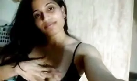 सौतेला इंग्लिश सेक्सी मूवी वीडियो में भाई एक जवान बहन को चोदता है और उसकी चूत को सहलाता है