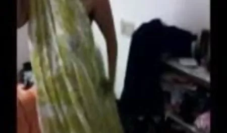 प्यारी एडी एक्स एक्स एक्स सेक्सी मूवी इंग्लिश में कैमरे पर हस्तमैथुन करती है