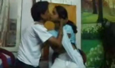 शावर से बाहर आकर, दोस्त अपनी बस्टी गर्लफ्रेंड को हस्तमैथुन करते हुए देखकर हैरान था, इंग्लिश इंग्लिश सेक्सी मूवी वह छिपना चाहता था, लेकिन कुतिया ने उसका हाथ पकड़ लिया, उसे कमरे में ले गई और उसके लंबे डिक को चूसा