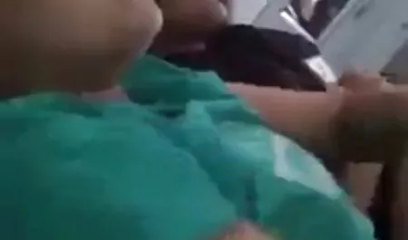 खुशी के साथ एक काला आदमी अपने पड़ोसी को चोदता है, बड़े स्तन के साथ एक गोरा, उसके यार्ड इंग्लिश सेक्सी मूवी में, वह विलाप करता है और अपनी गांड लहराता है