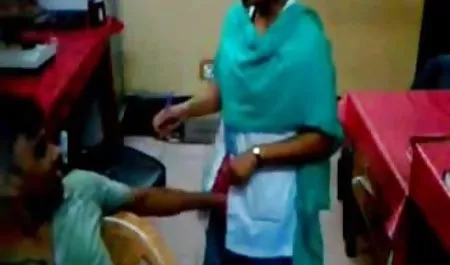 छोटी कुतिया बाथरूम इंग्लिश इंग्लिश सेक्सी मूवी में खुद को सहलाती है