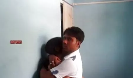 दोस्त अपनी प्रेमिका को बाहर ले गया इंग्लिश में फुल सेक्सी फिल्म और उसे कार के पास गड़बड़ कर दिया