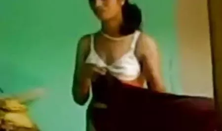 प्यारा श्यामला धीरे से खुद को एक थरथानेवाला इंग्लिश सेक्स मूवी इंग्लिश सेक्स के साथ fucks