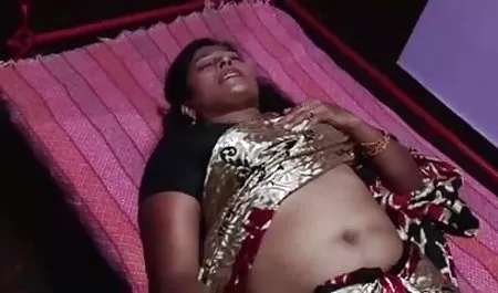 कुतिया न केवल उंगलियों के साथ, बल्कि डिल्डो के साथ भी उसकी इंग्लिश मूवी सेक्सी मूवी बिल्ली का हस्तमैथुन करती है